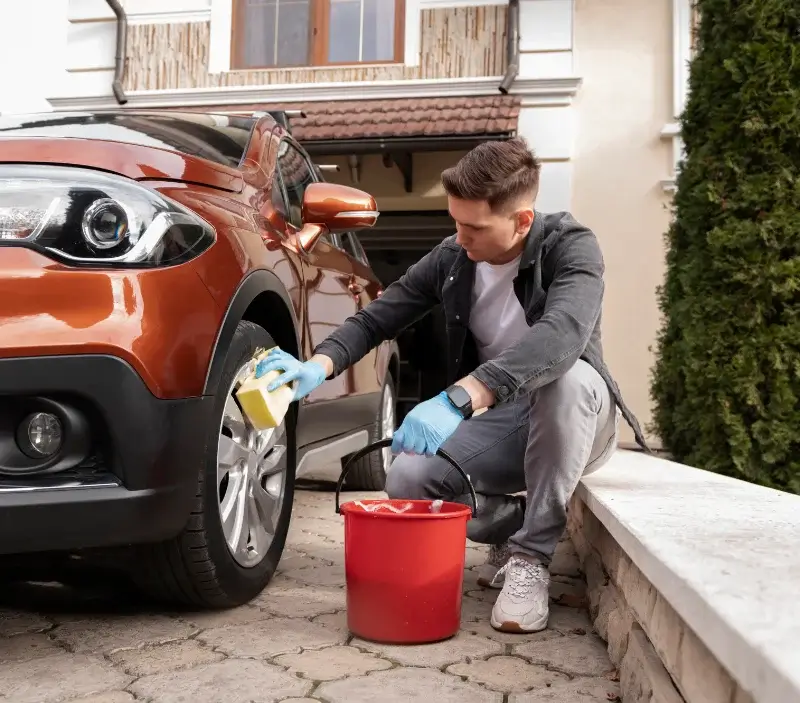 Lavage auto à domicile Saint-Sornin-la-Marche : professionnel intervenant sur un véhicule